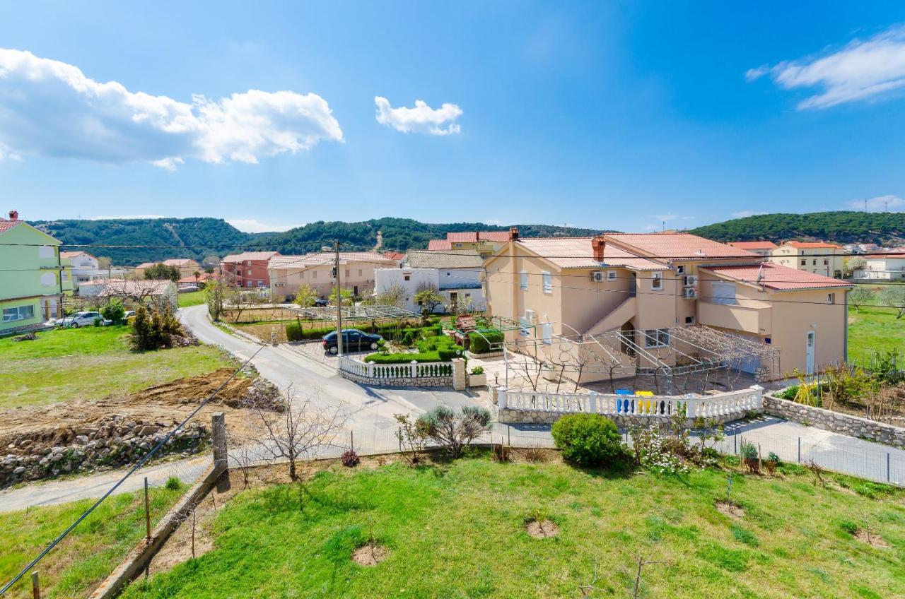 Apartments And Room Ljubica โลปาร์ ภายนอก รูปภาพ