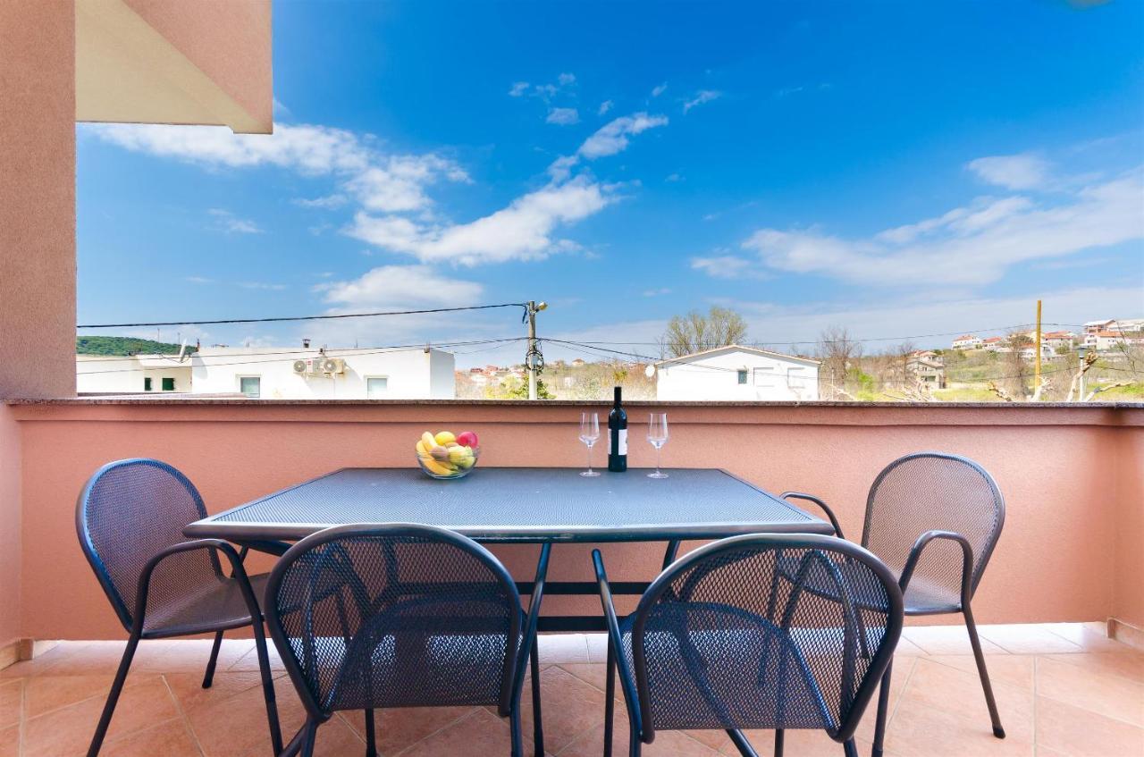 Apartments And Room Ljubica โลปาร์ ภายนอก รูปภาพ