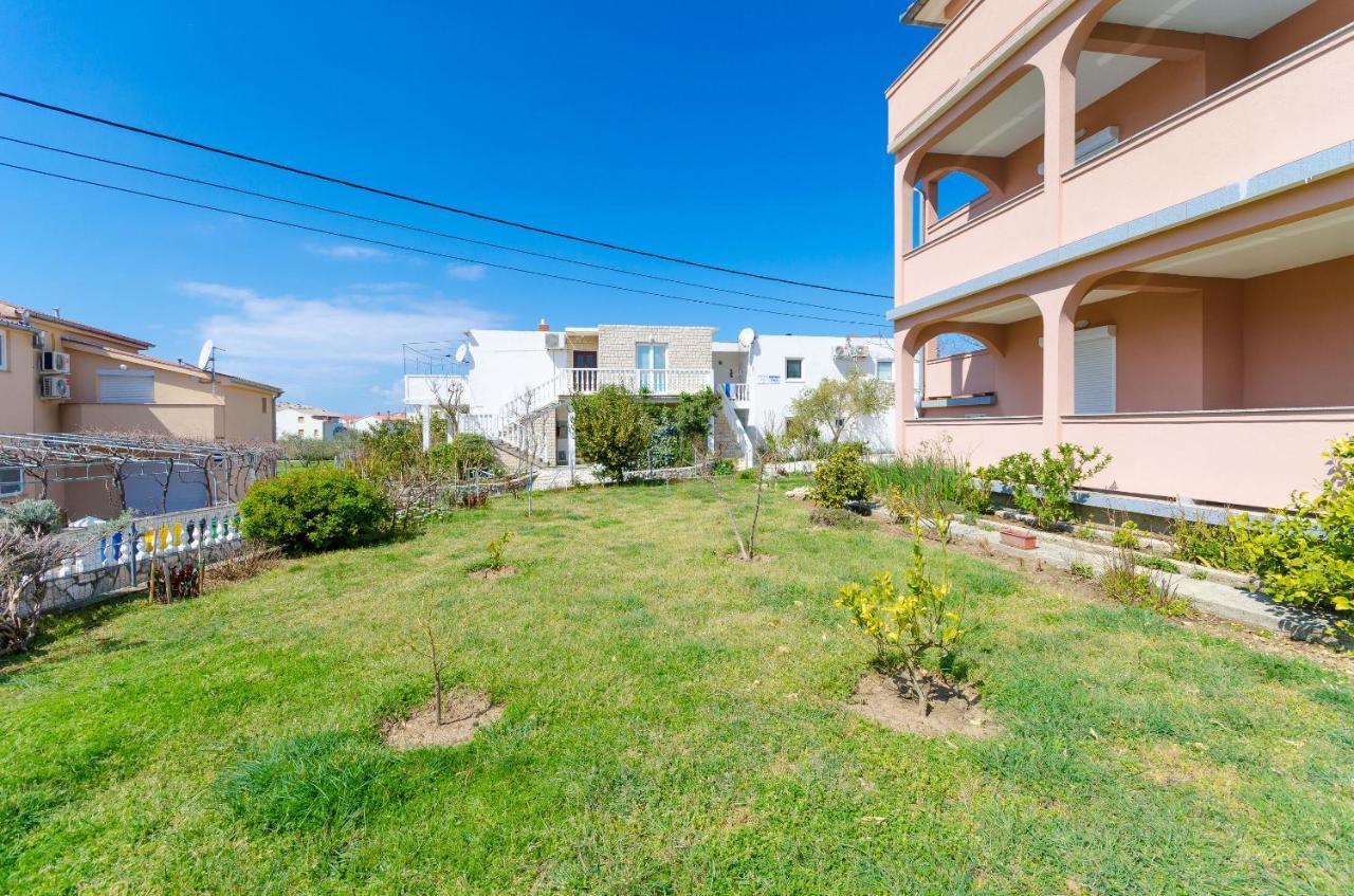 Apartments And Room Ljubica โลปาร์ ภายนอก รูปภาพ