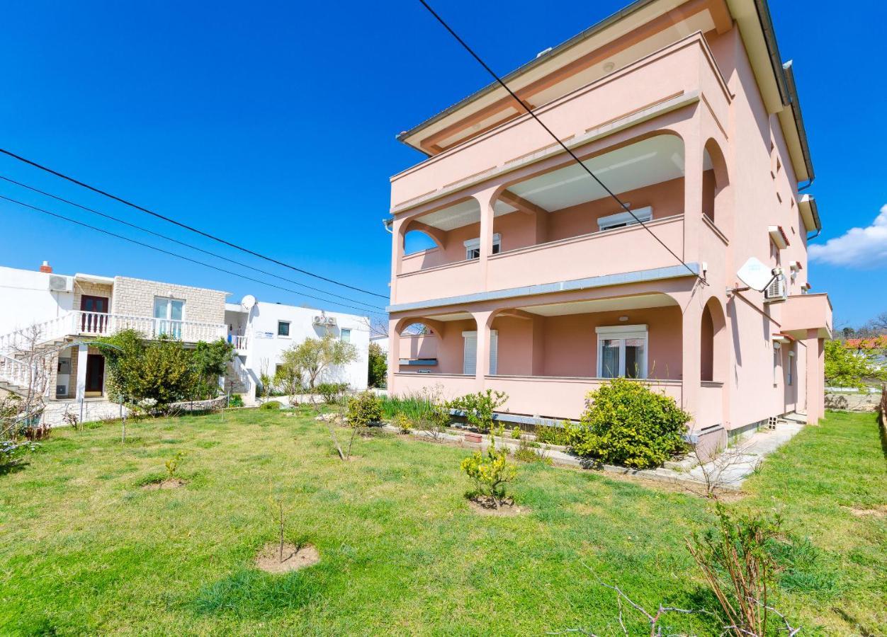 Apartments And Room Ljubica โลปาร์ ภายนอก รูปภาพ