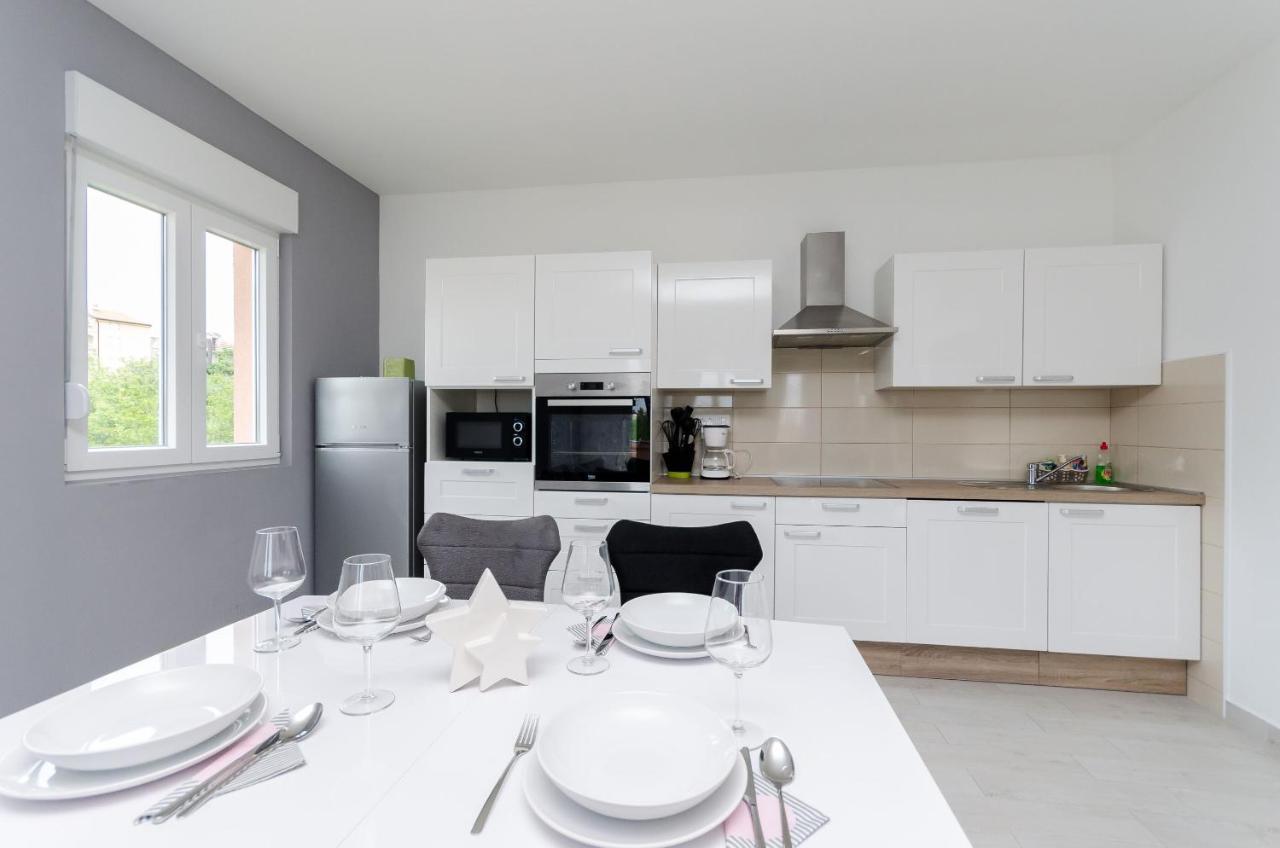 Apartments And Room Ljubica โลปาร์ ภายนอก รูปภาพ