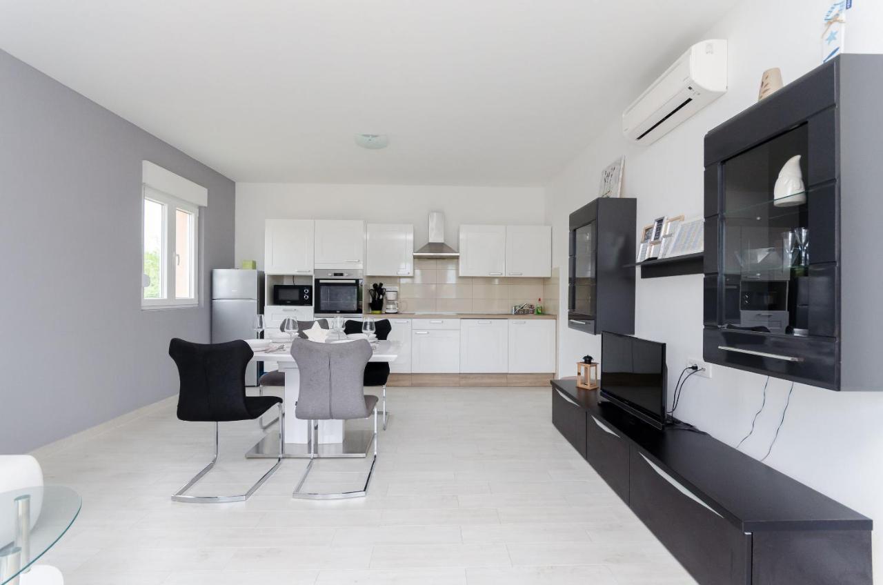 Apartments And Room Ljubica โลปาร์ ภายนอก รูปภาพ