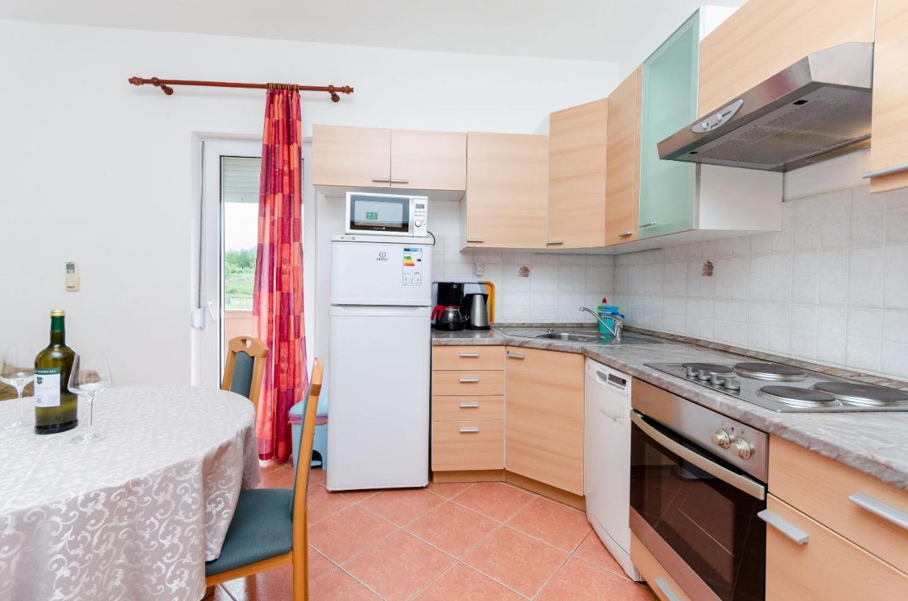 Apartments And Room Ljubica โลปาร์ ภายนอก รูปภาพ