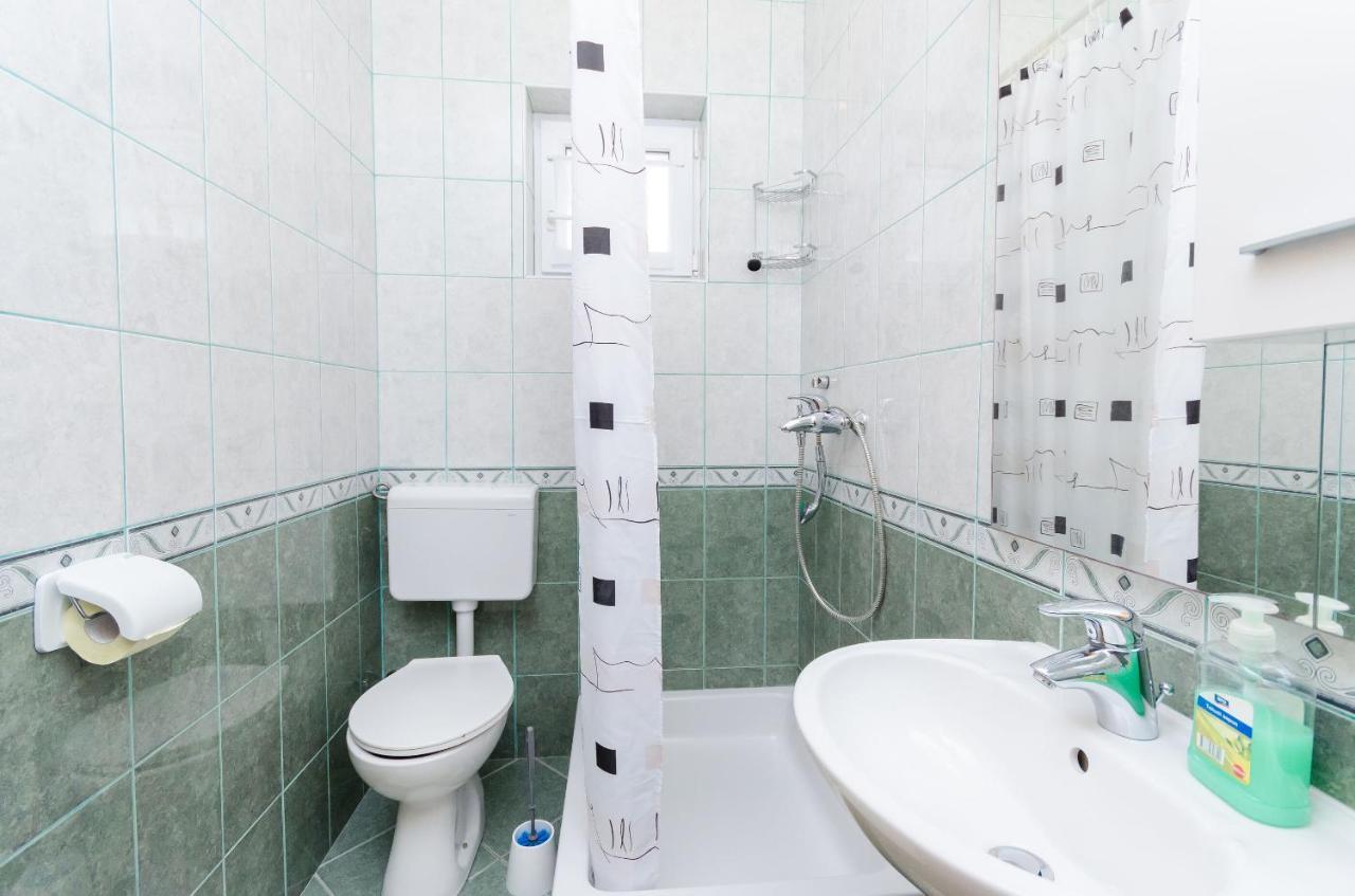 Apartments And Room Ljubica โลปาร์ ภายนอก รูปภาพ