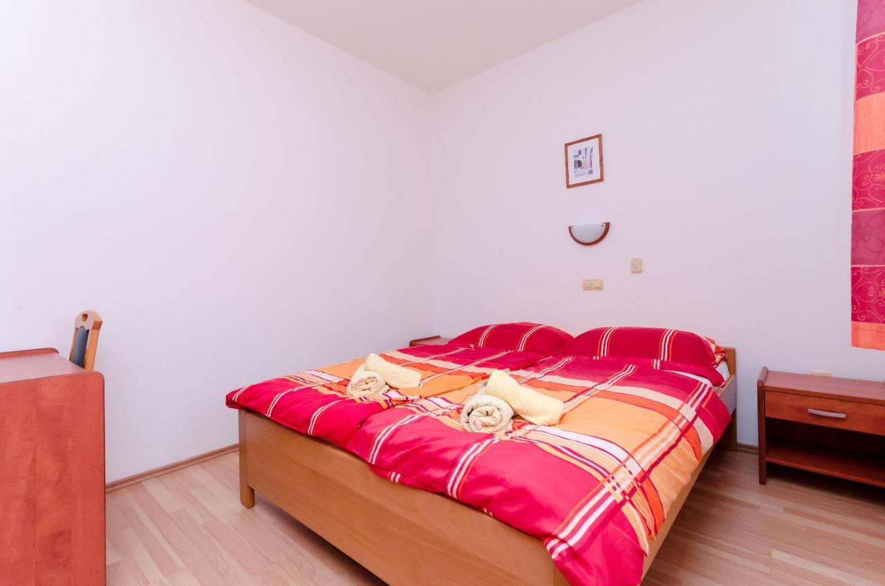 Apartments And Room Ljubica โลปาร์ ภายนอก รูปภาพ