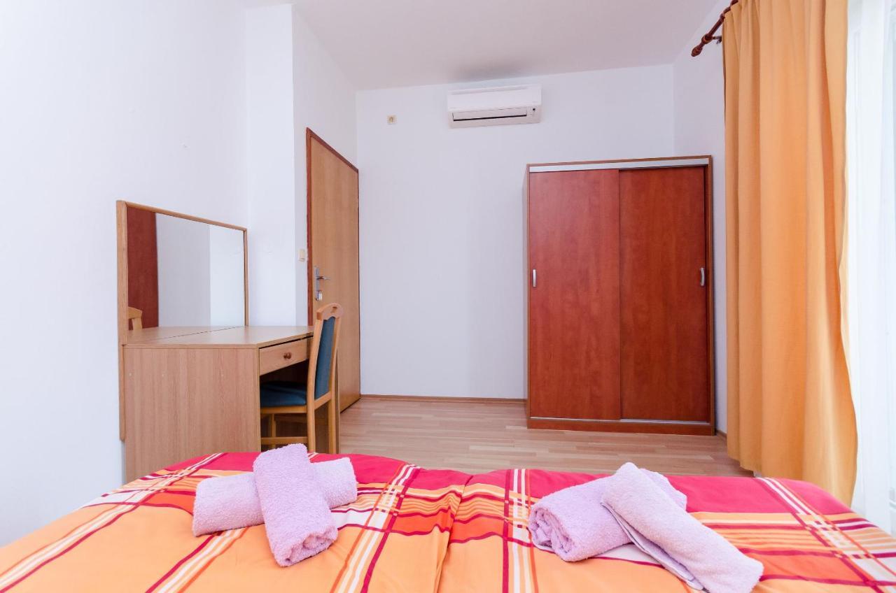 Apartments And Room Ljubica โลปาร์ ภายนอก รูปภาพ