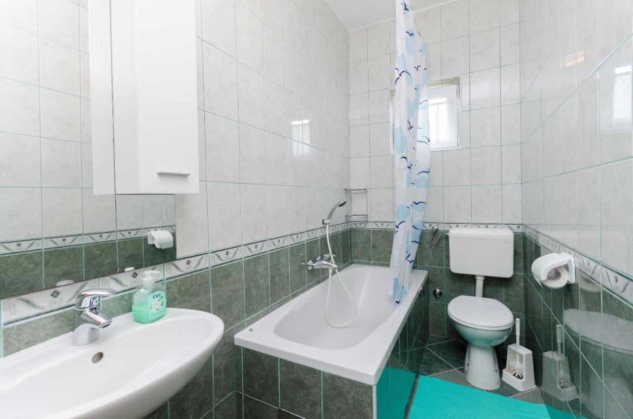 Apartments And Room Ljubica โลปาร์ ภายนอก รูปภาพ