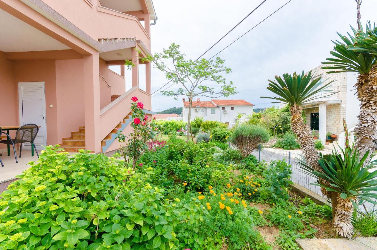 Apartments And Room Ljubica โลปาร์ ภายนอก รูปภาพ