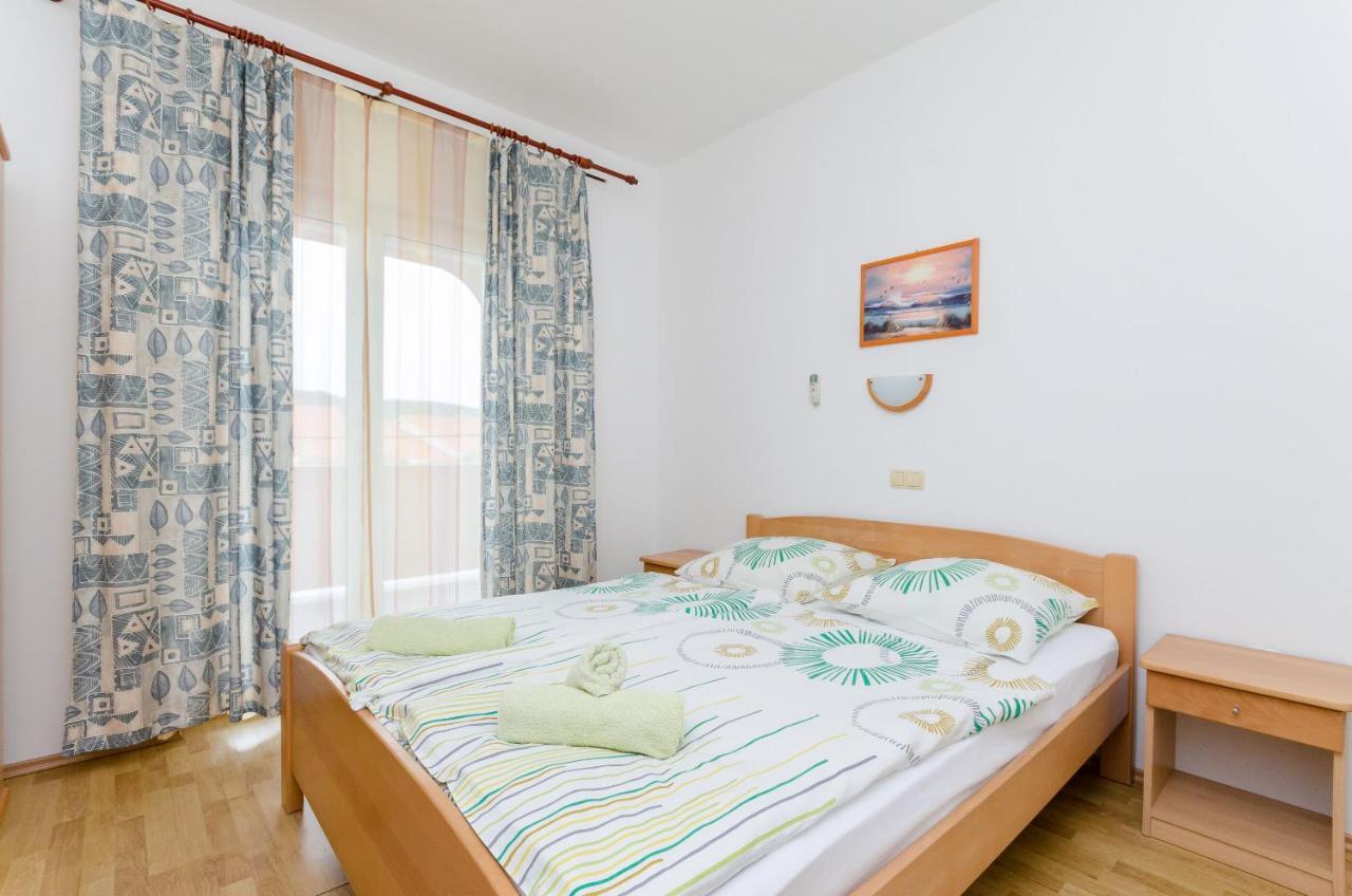 Apartments And Room Ljubica โลปาร์ ภายนอก รูปภาพ