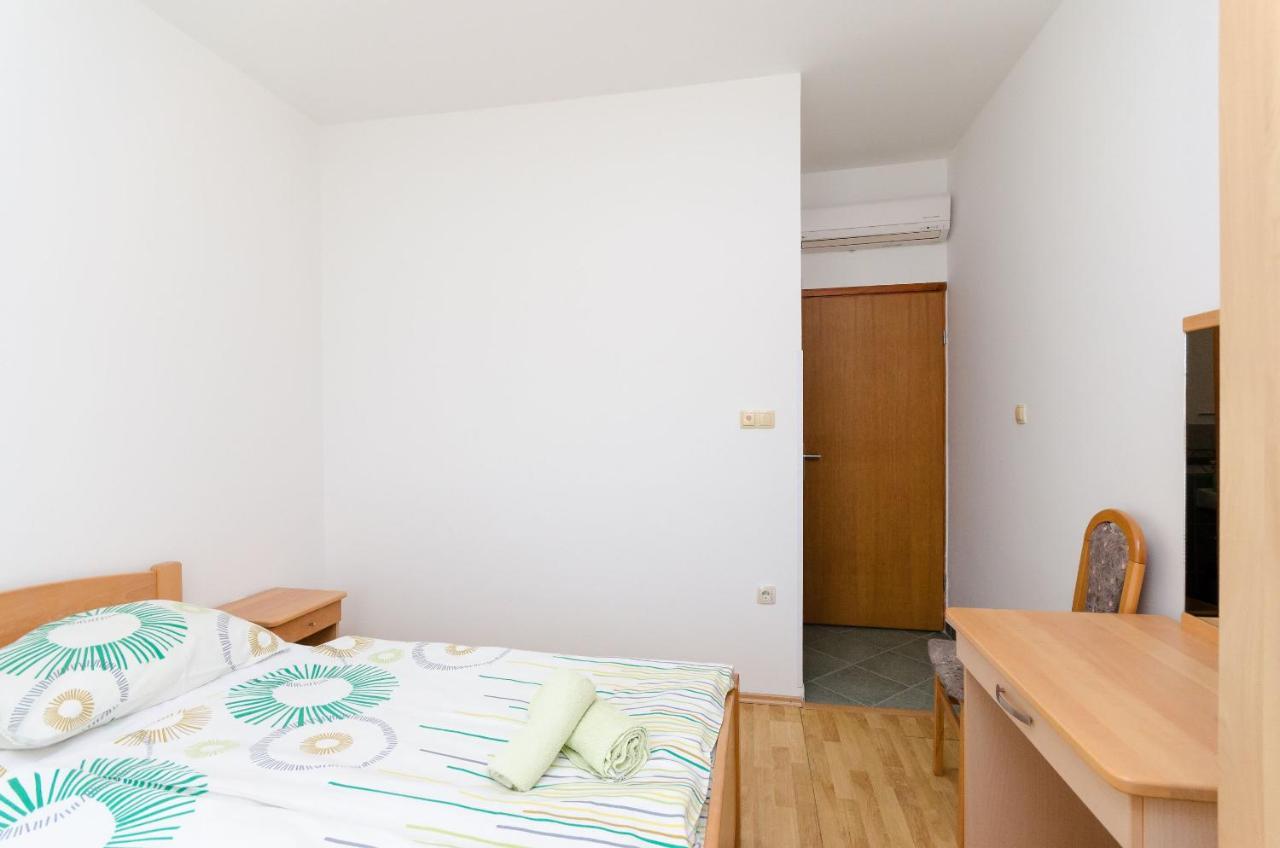 Apartments And Room Ljubica โลปาร์ ภายนอก รูปภาพ