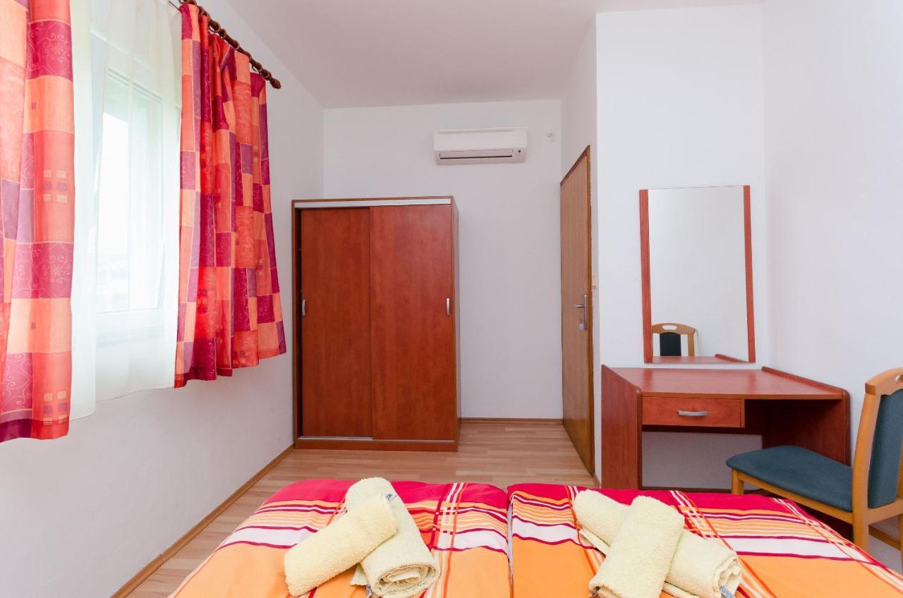 Apartments And Room Ljubica โลปาร์ ภายนอก รูปภาพ