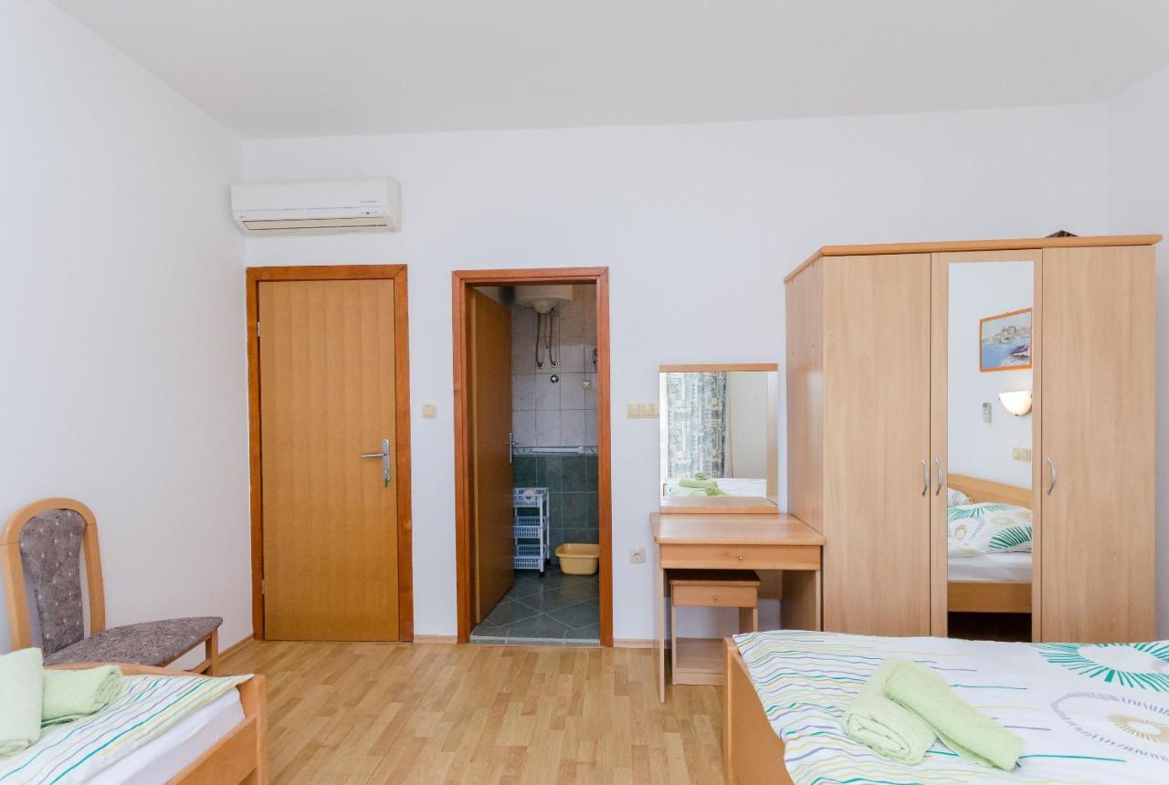 Apartments And Room Ljubica โลปาร์ ภายนอก รูปภาพ