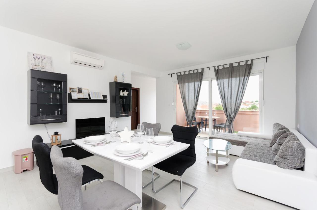 Apartments And Room Ljubica โลปาร์ ภายนอก รูปภาพ