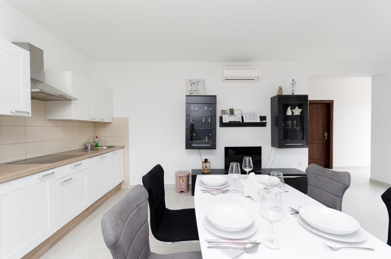 Apartments And Room Ljubica โลปาร์ ภายนอก รูปภาพ