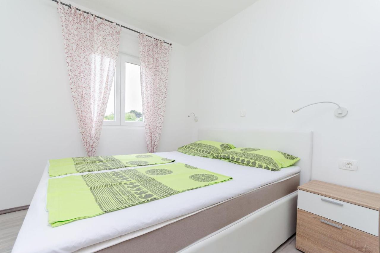 Apartments And Room Ljubica โลปาร์ ภายนอก รูปภาพ