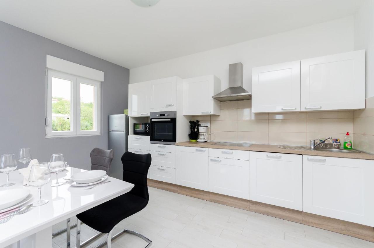 Apartments And Room Ljubica โลปาร์ ภายนอก รูปภาพ