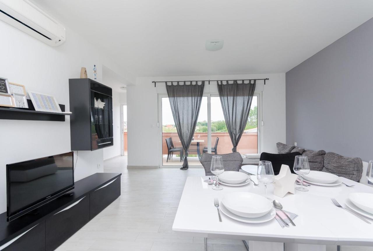 Apartments And Room Ljubica โลปาร์ ภายนอก รูปภาพ