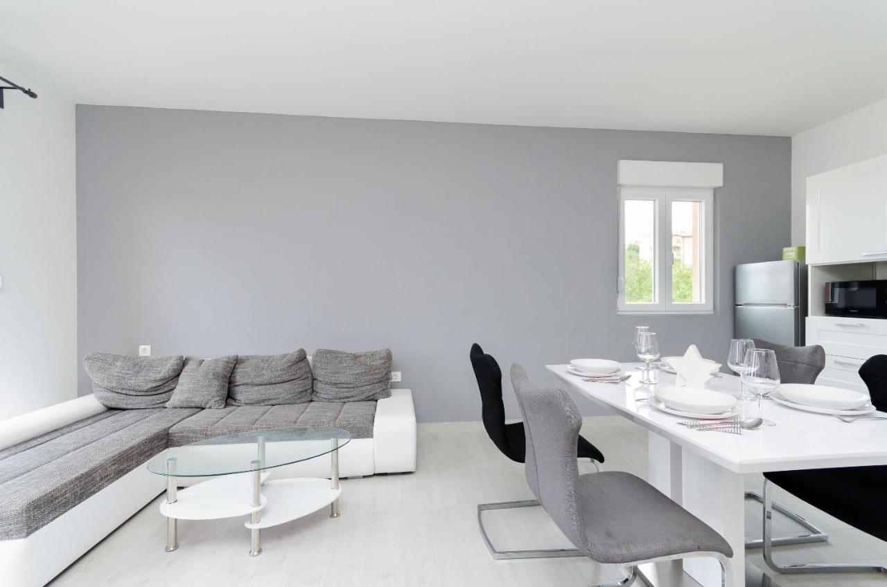 Apartments And Room Ljubica โลปาร์ ภายนอก รูปภาพ