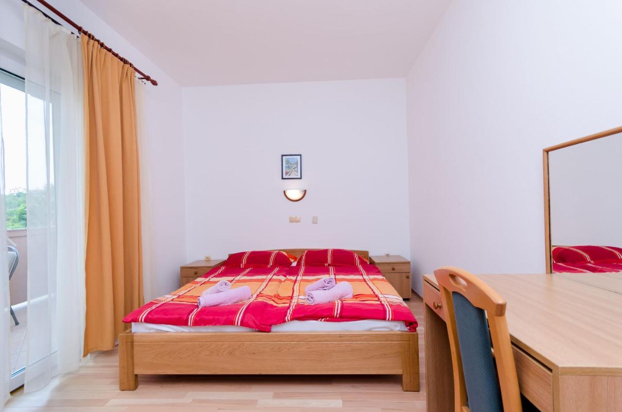 Apartments And Room Ljubica โลปาร์ ภายนอก รูปภาพ