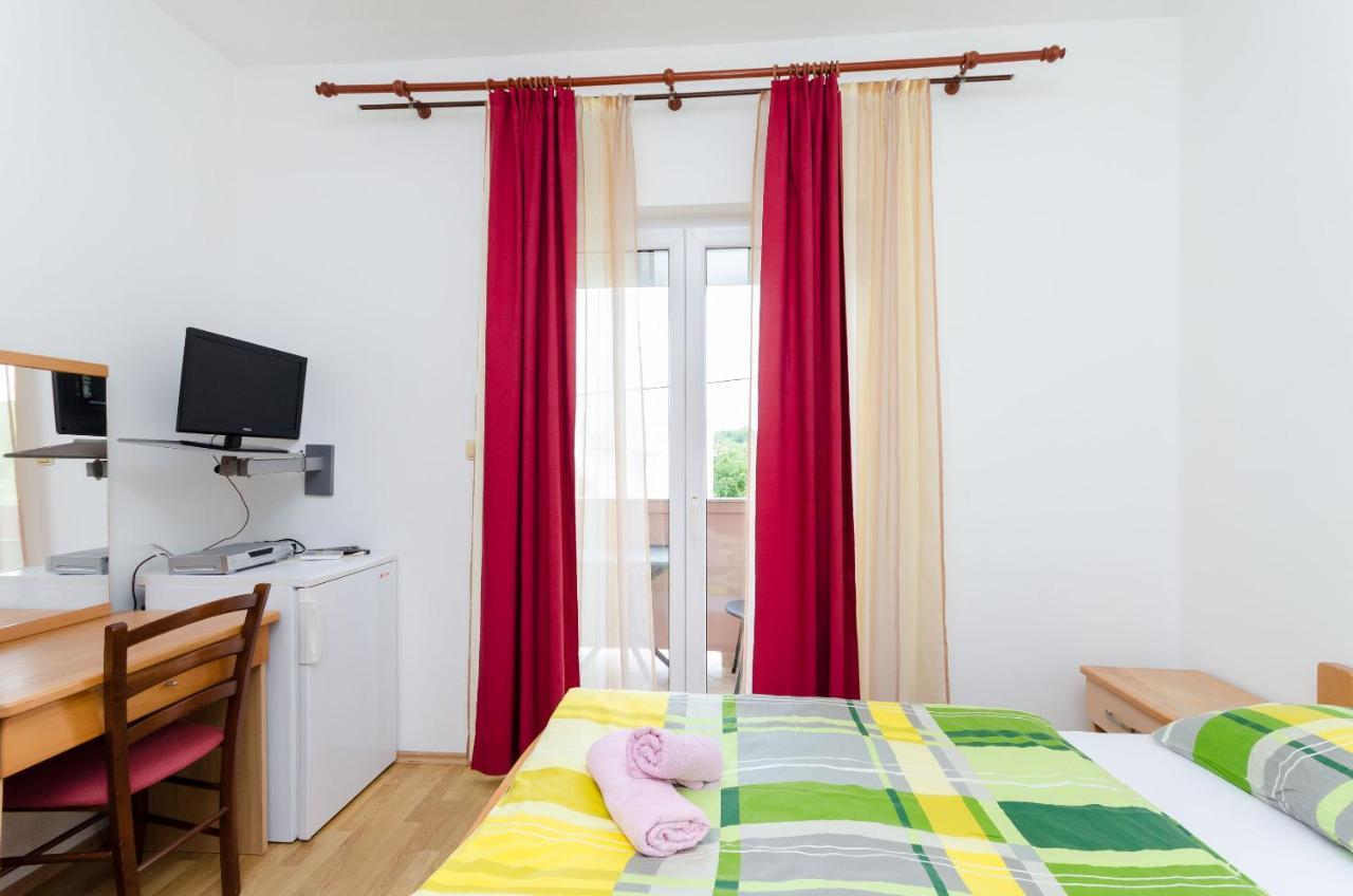 Apartments And Room Ljubica โลปาร์ ภายนอก รูปภาพ