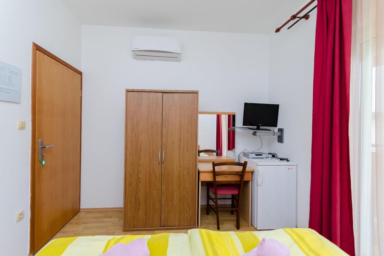 Apartments And Room Ljubica โลปาร์ ภายนอก รูปภาพ