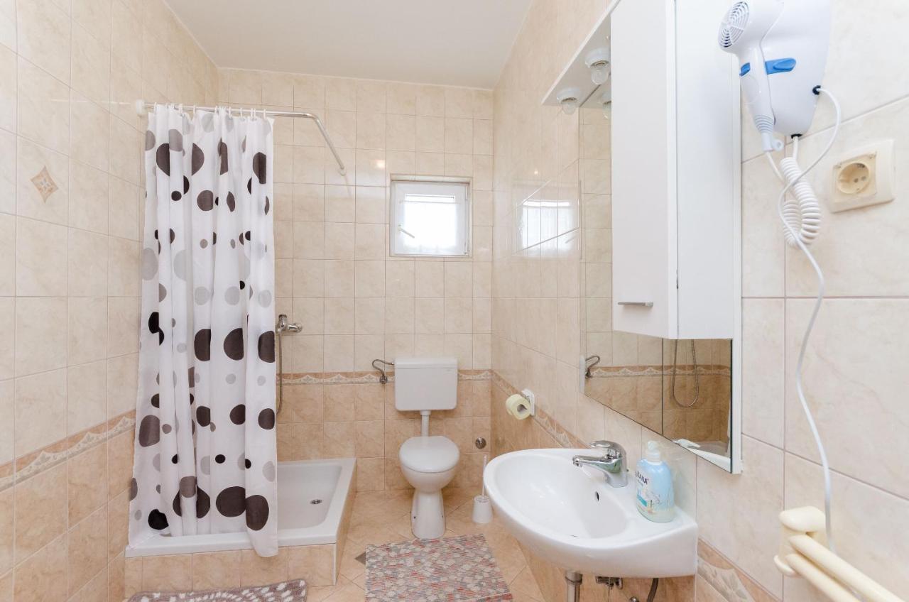 Apartments And Room Ljubica โลปาร์ ภายนอก รูปภาพ
