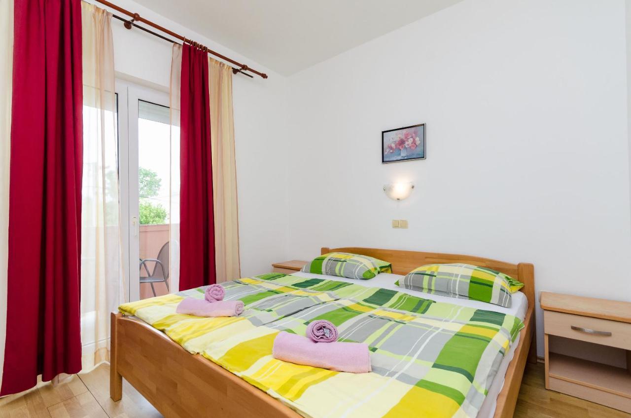Apartments And Room Ljubica โลปาร์ ภายนอก รูปภาพ